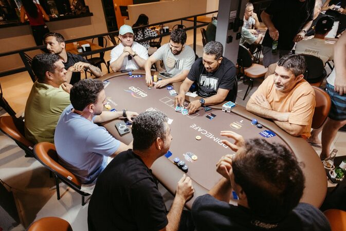 live dealer table game